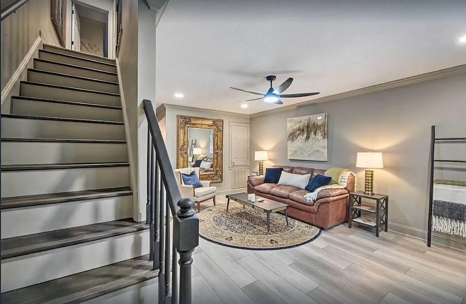 1422 Woodland Dr — Photo 3
