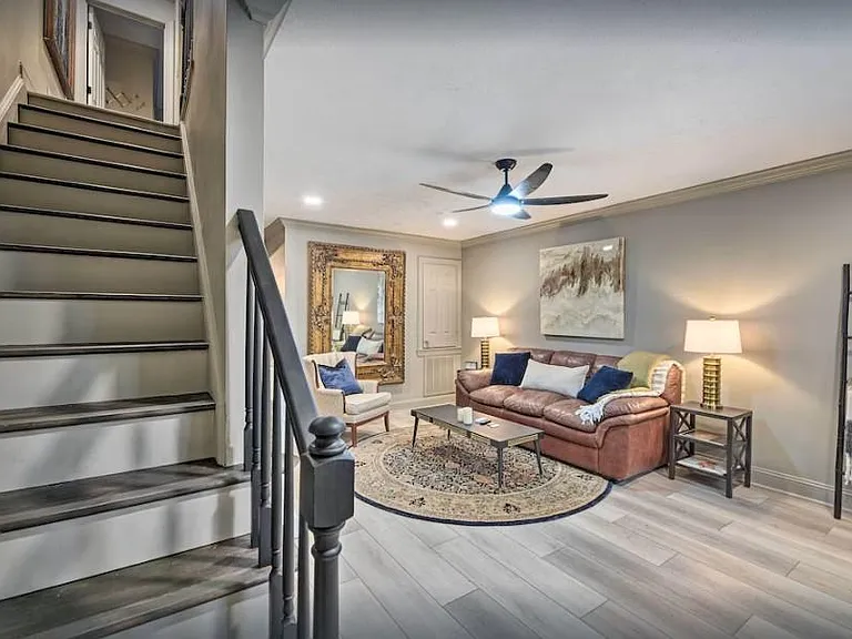 1422 Woodland Dr — Photo 3