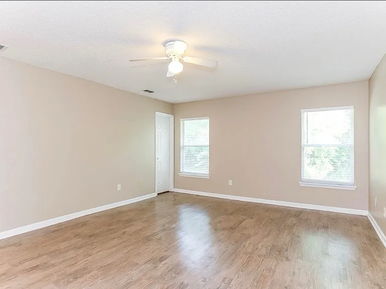 1146 Carthage Dr — Photo 3
