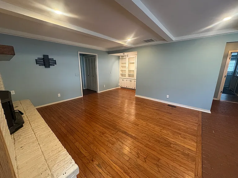 425 E Seneca St — Photo 21