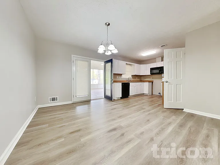 3735 Linwood Way — Photo 5