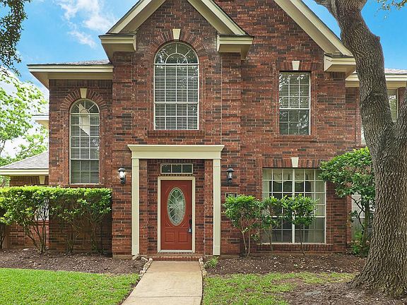 Outstanding house on a tree-lined, quiet cul-de-sac street!