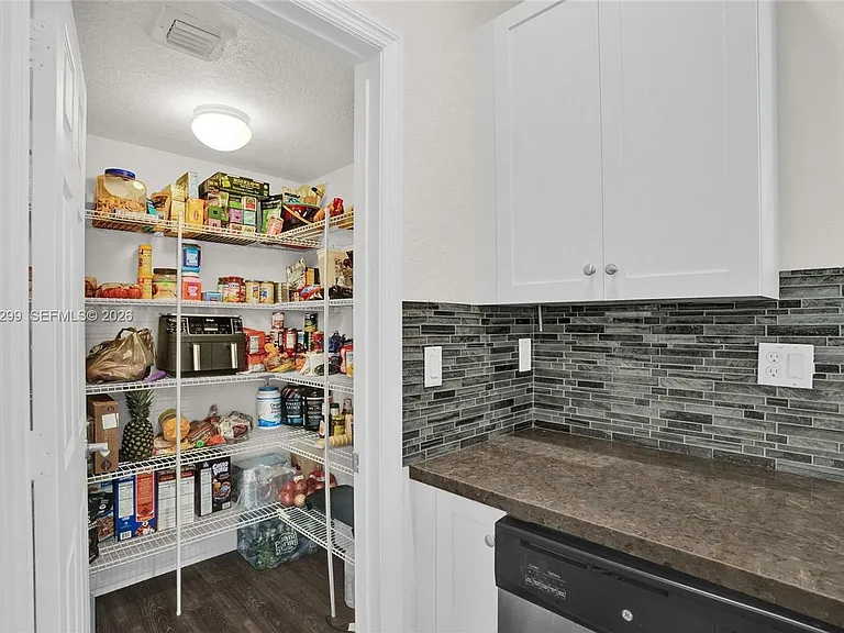 2502 NE 1st St #0 — Photo 3