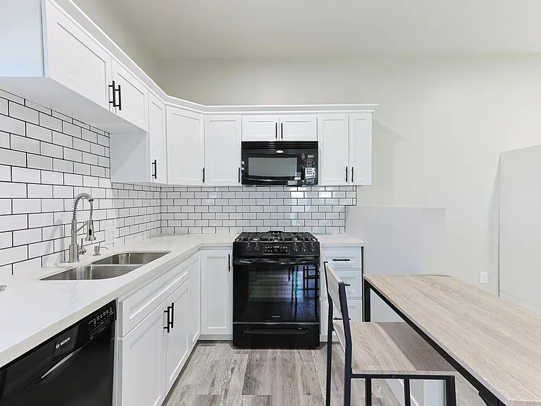 142 L St — Photo 8