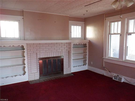 5th image of 812 Roslyn Ave