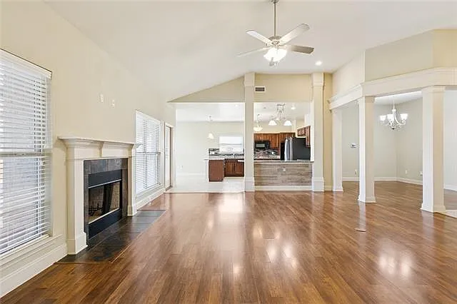 4 bed, 2.0 bath, 2349 sqft, $2,800 — Photo 3