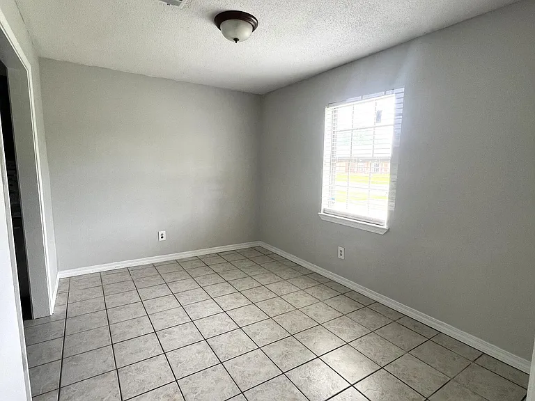 608 Kimberly Dr — Photo 3