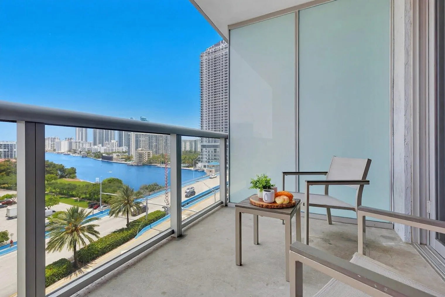 2 bed, 2.0 bath, 990 sqft, $4,273 — Photo 2
