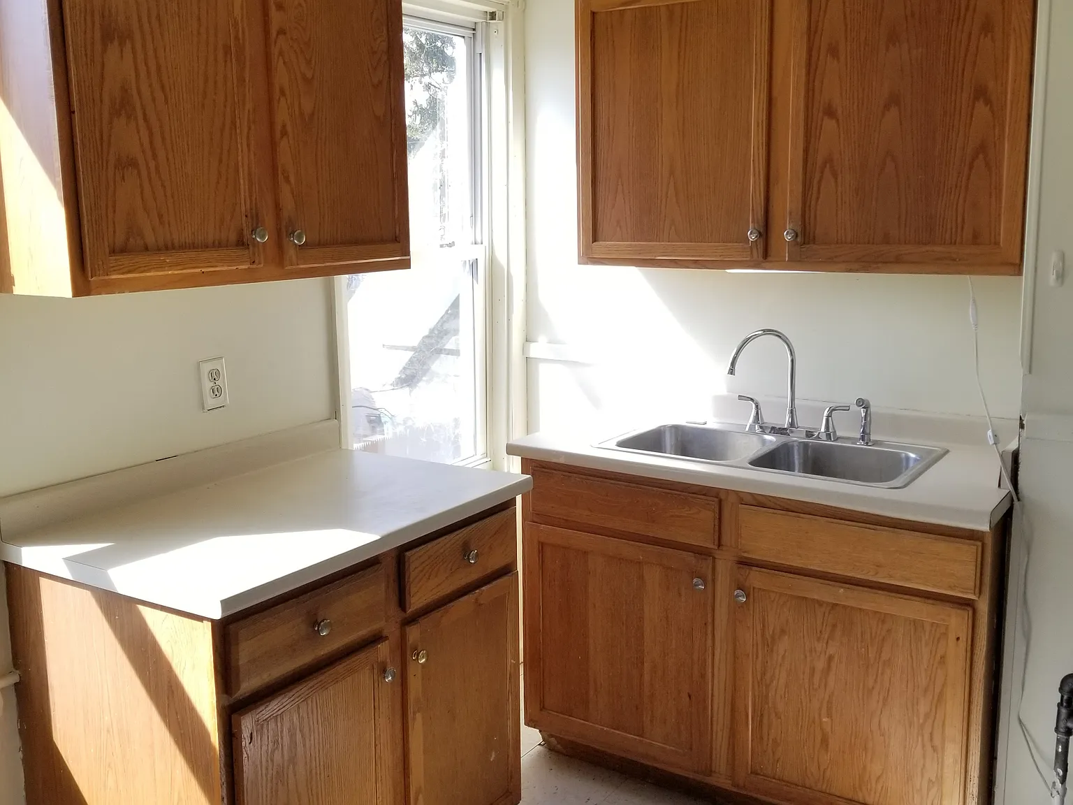  153 Woodbine St 1stFlr 2Bed NEWFlooring NEWPaint NOPets Storage Prkg — Photo 3