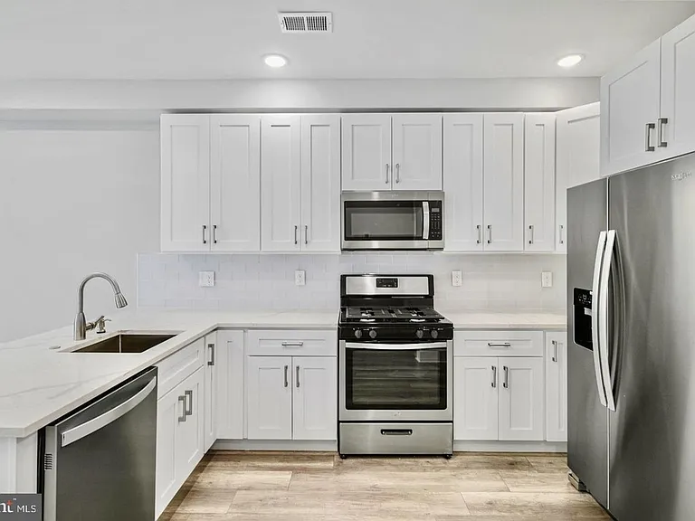 Brand New Luxury Apartments — Photo 17