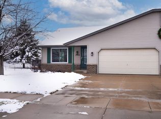 1909 Maplewood Dr, Little Chute, WI 54140