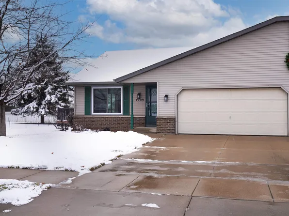 1909 Maplewood Dr, Little Chute, WI 54140