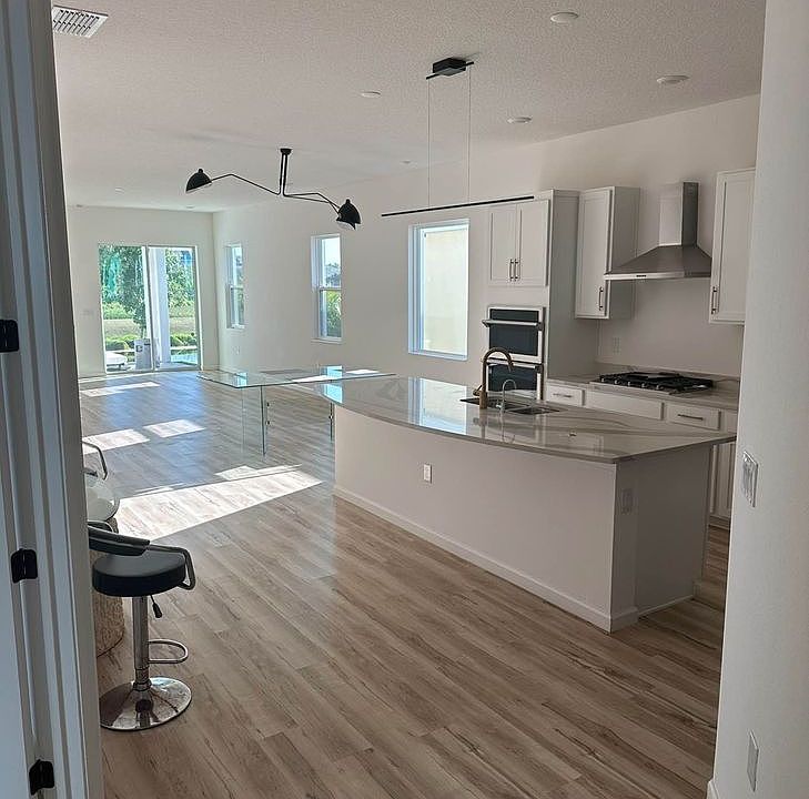 1st image of 305 Blackrock Ln