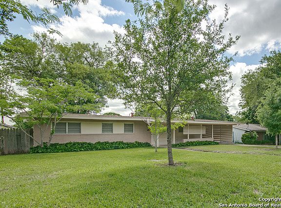 3rd image of 210 Rolling Green Dr