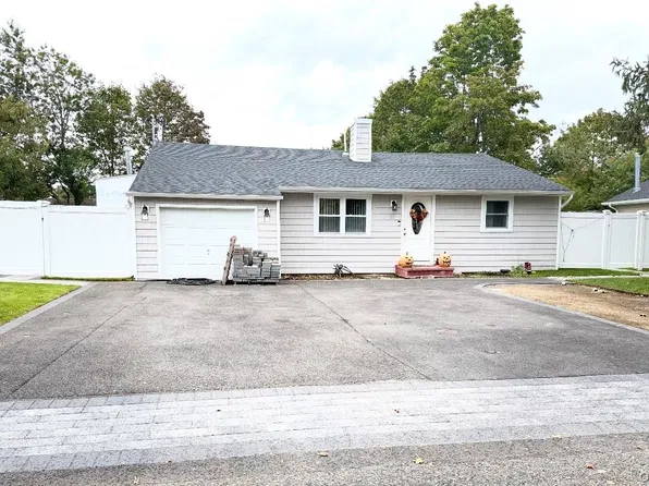 21 Marie Lane, Central Islip, NY 11722