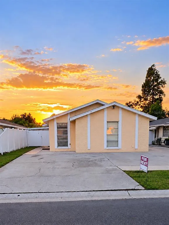 3 bed, 2.0 bath, 1402 sqft, $2,600 — Photo 1