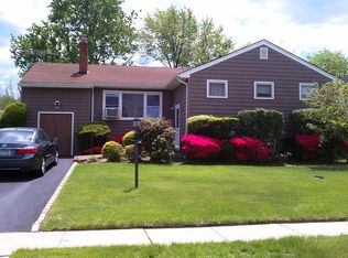 93 Rushfield Ln, Valley Stream, NY 11581