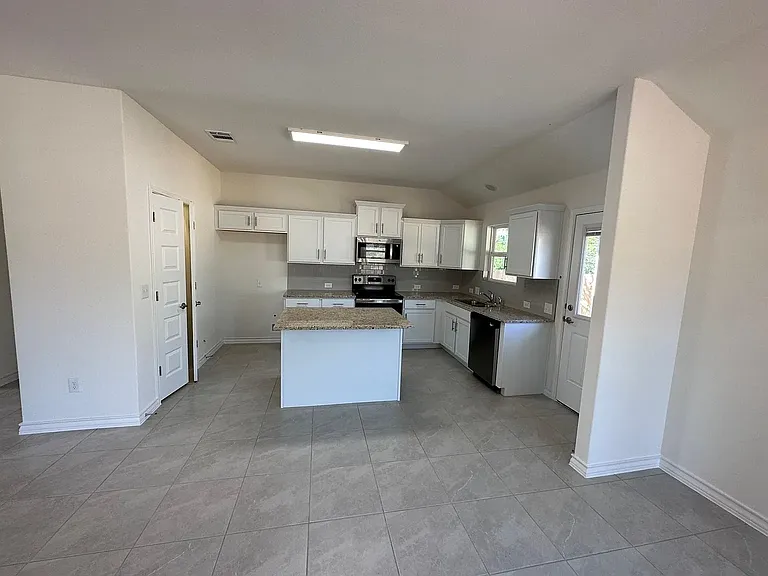 822 Driftwood Ln — Photo 11
