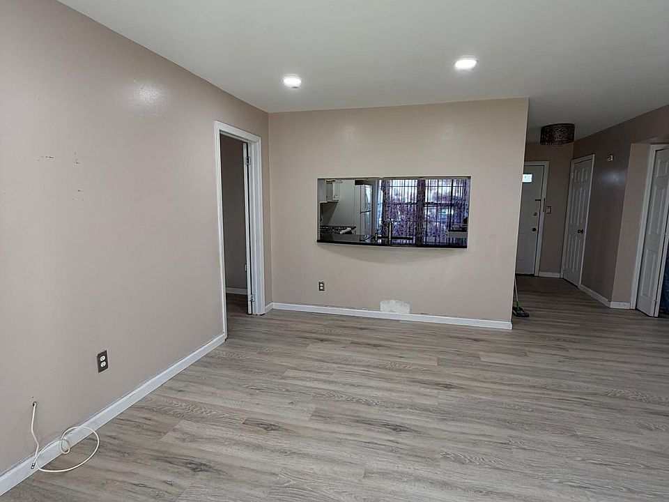 1st image of 814 Woodbridge Comns Way