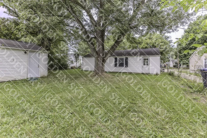 3 bed, 1.0 bath, 866 sqft, $1,350 — Photo 2