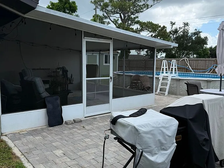 1206 SW 8th St — Photo 2