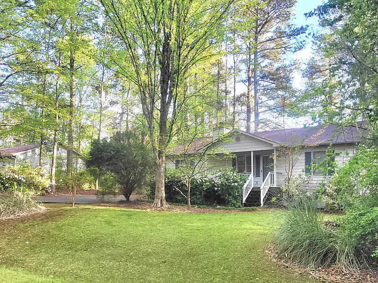 285 Fairlane Dr — Photo 2