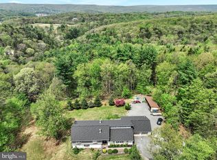 2 Walnut Ln, Pottsville, PA 17901