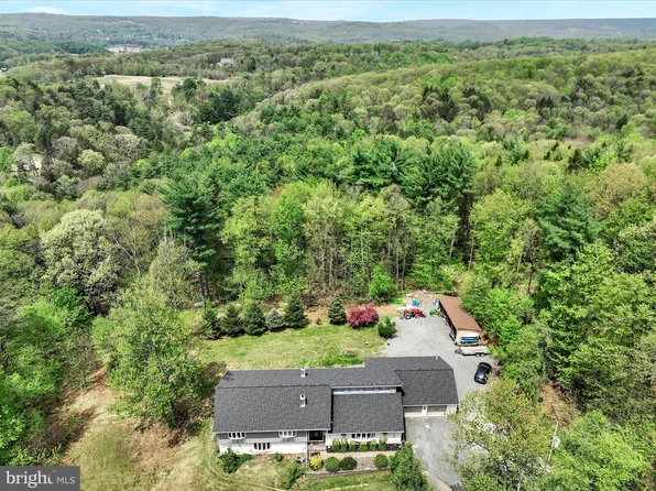 2 Walnut Ln, Pottsville, PA 17901