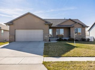 641 Waveland Dr, Marion, IA 52302