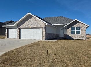 643 W Brook Hollow Rd, Nixa, MO 65714
