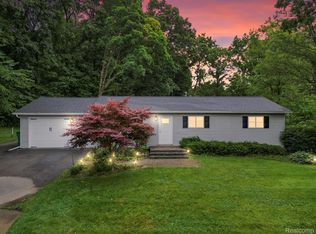 7666 Clintonville Rd, Clarkston, MI 48348