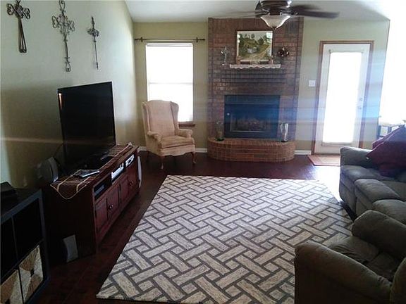 2nd image of 1008 Acorn Ln