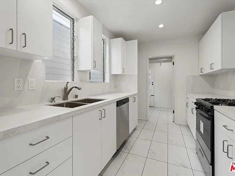 207 S Reeves Dr — Photo 3