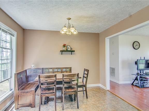 5th image of 105 Beechwood Ln