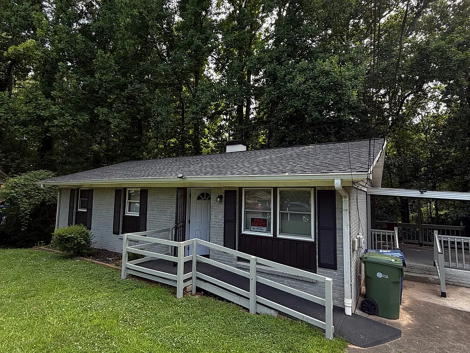 320 Whitworth Dr SW