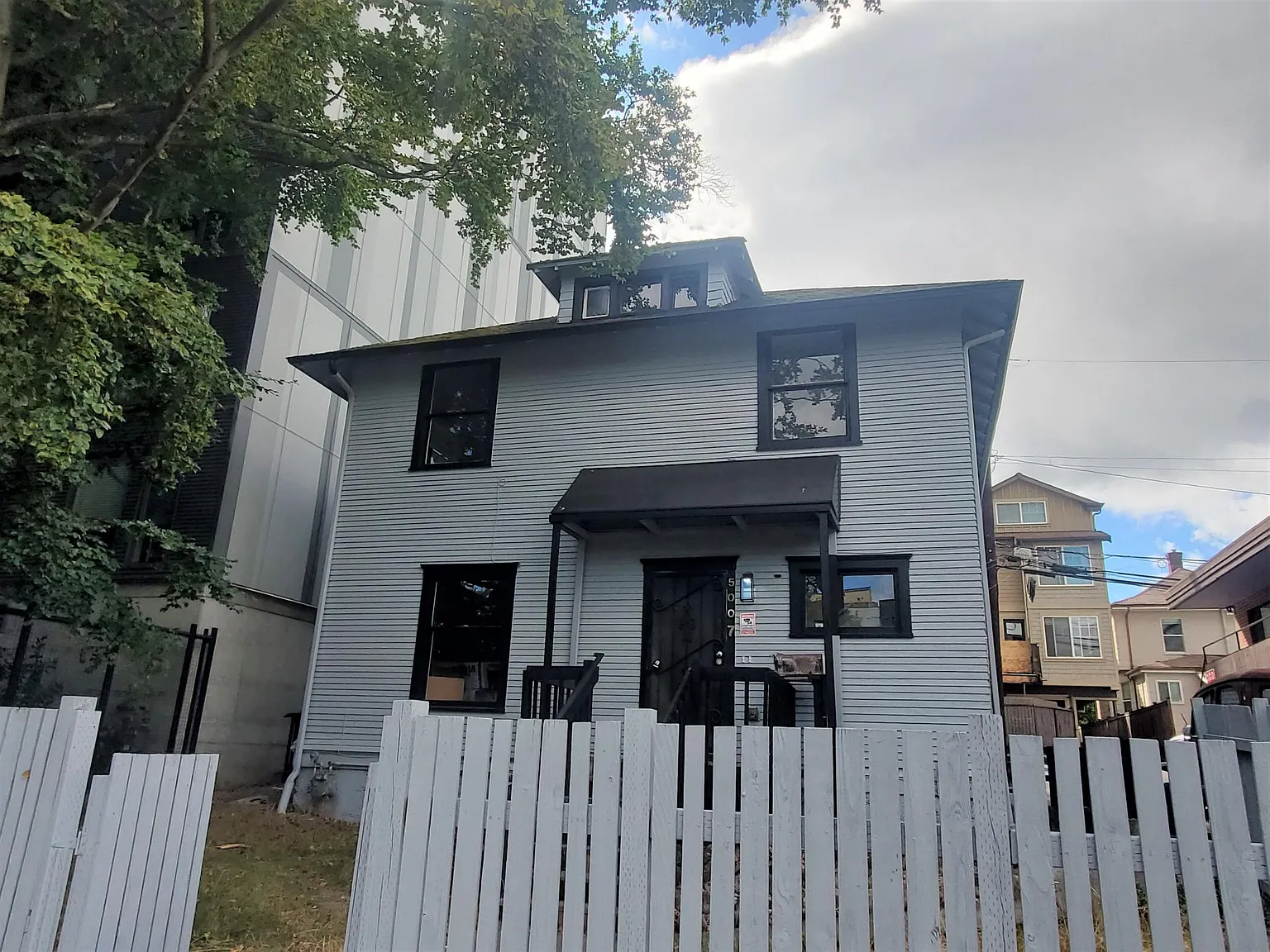 5 bed, 1860 sqft, $2,990 — Photo 2