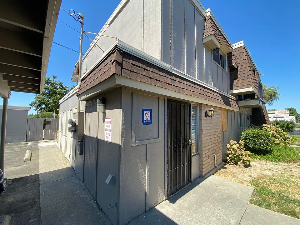 5674 Hillsdale Blvd