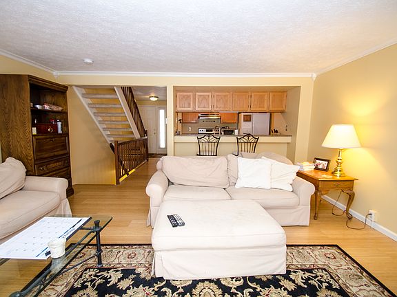 3rd image of 257 Clearbrook Ct
