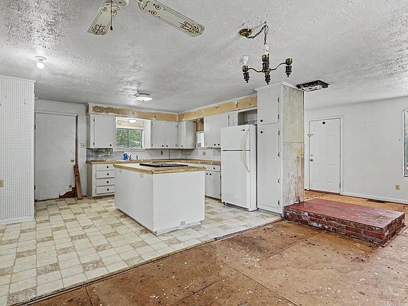 3rd image of 211 Cessna Cir