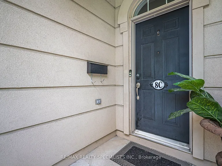 8C Clairtrell Rd — Photo 2