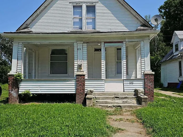 812 E Cantrell St — Photo 1