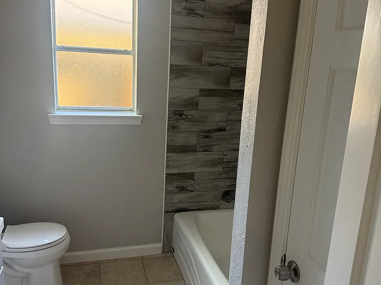 2421 Maxwell Ln — Photo 3