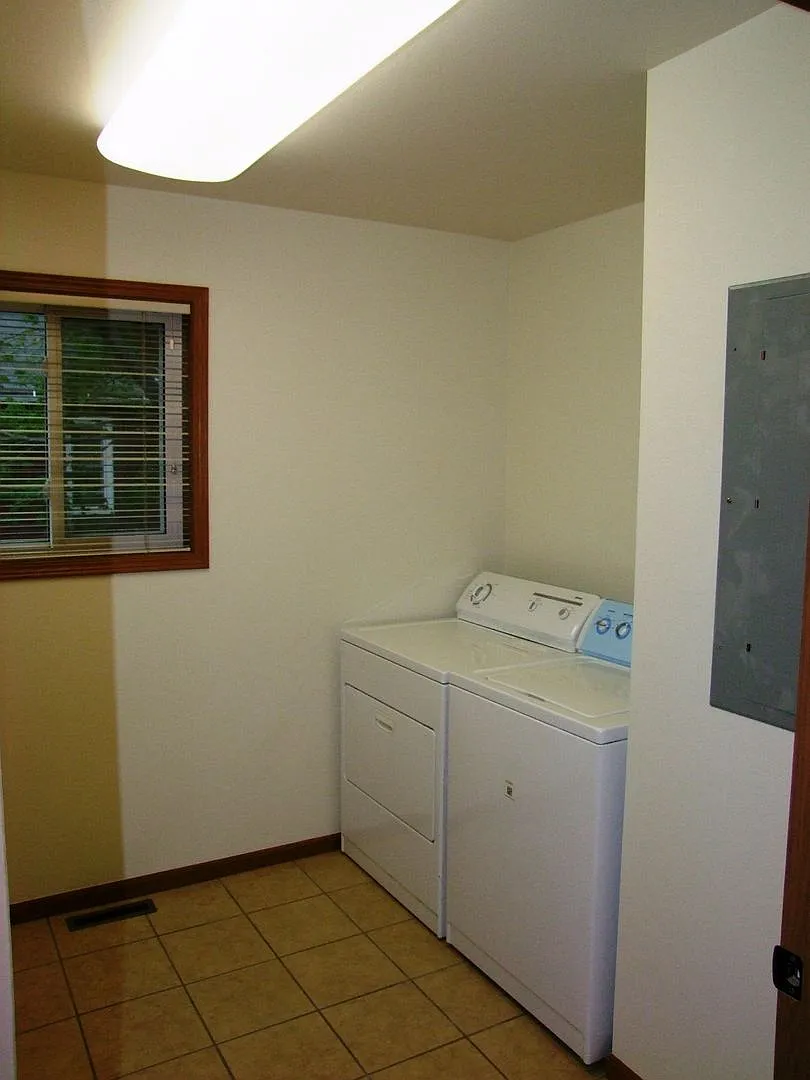 4 bed, 2019 sqft, $1,900 — Photo 4