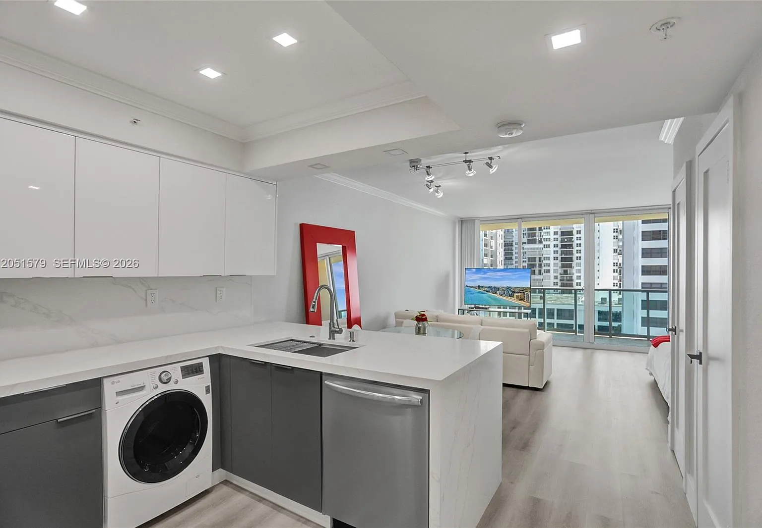 Wave Condo — Photo 1