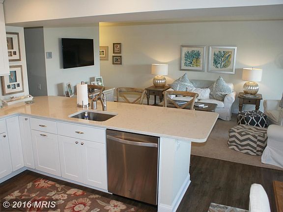 Stainless Kitchen Appliances / Custom Cabinetry