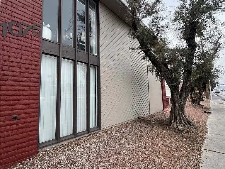 1075 E Desert Inn Rd #5 — Photo 12