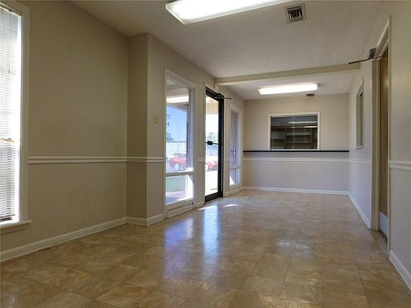 4th image of 3832 Independence Dr