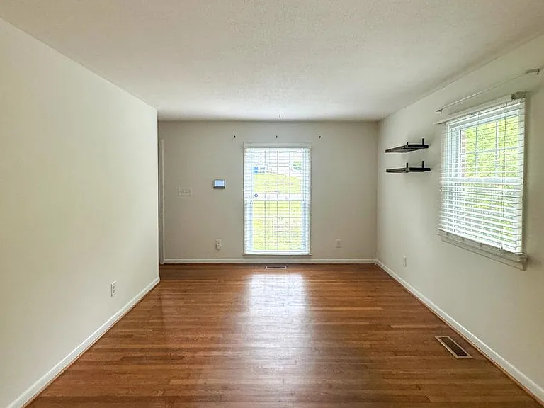 726 Dandridge Dr — Photo 3