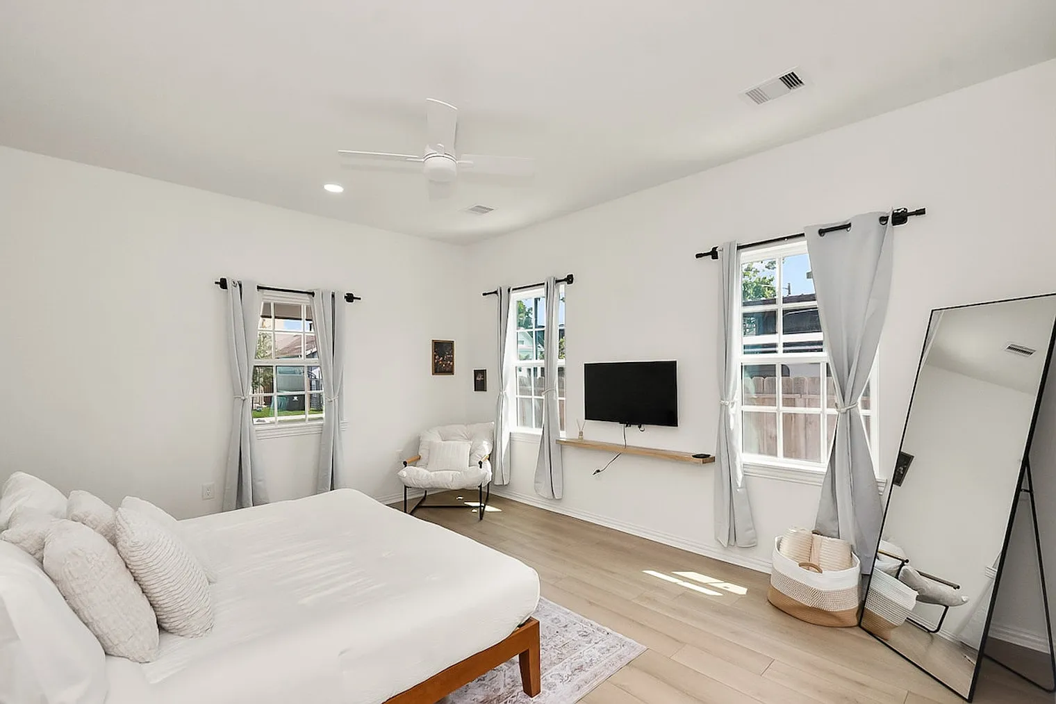 3 bed, 2.0 bath, 1323 sqft, $3,727 — Photo 3