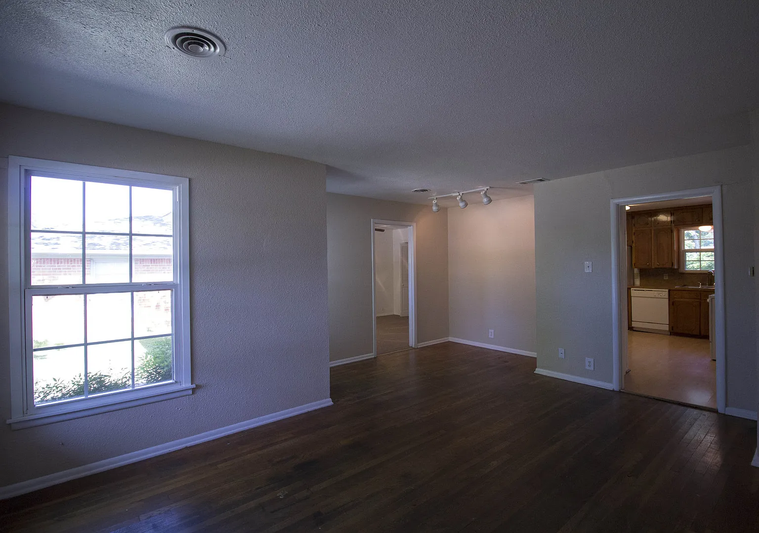 Fabulous Home-Close to UNT — Photo 3
